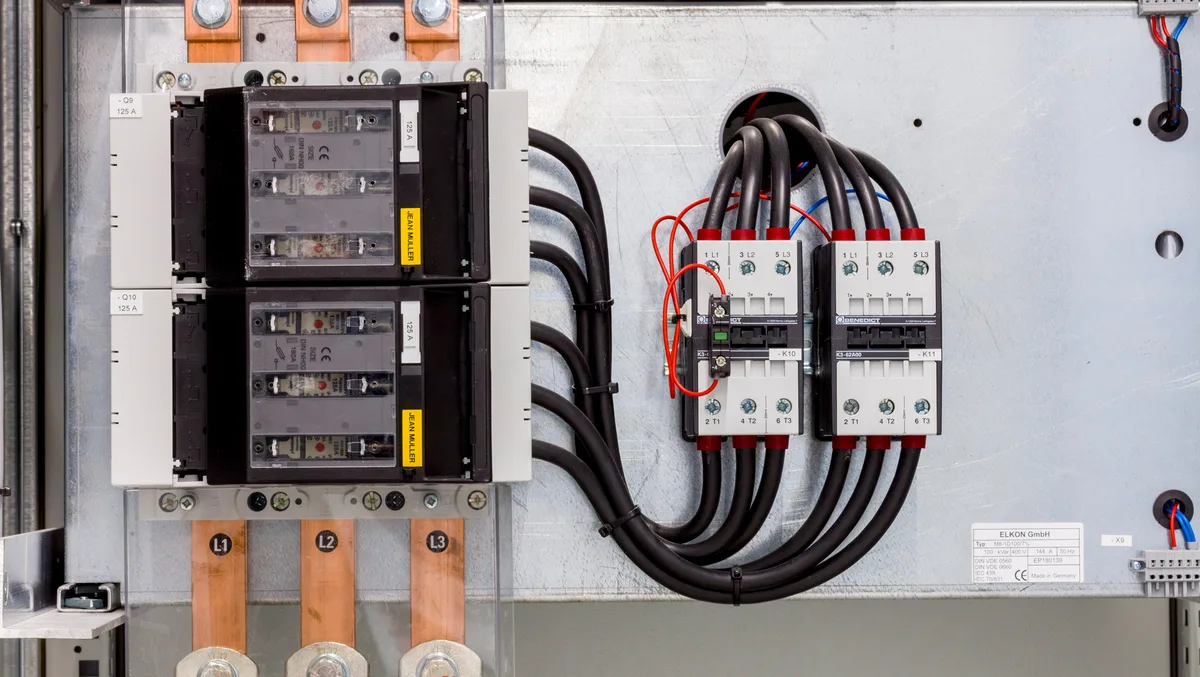 Elektrische Versorgungsleitungen an einer Industrieanlage
