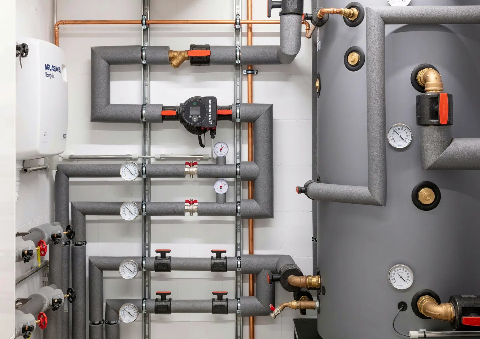 Rohrleitungen, Pumpen und Speicher in einem Technikraum