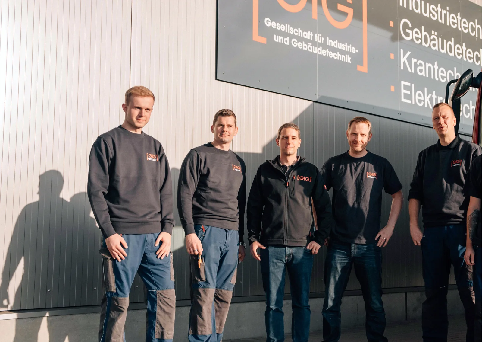 Fünf GIG Mitarbeiter vor dem Firmengebäude