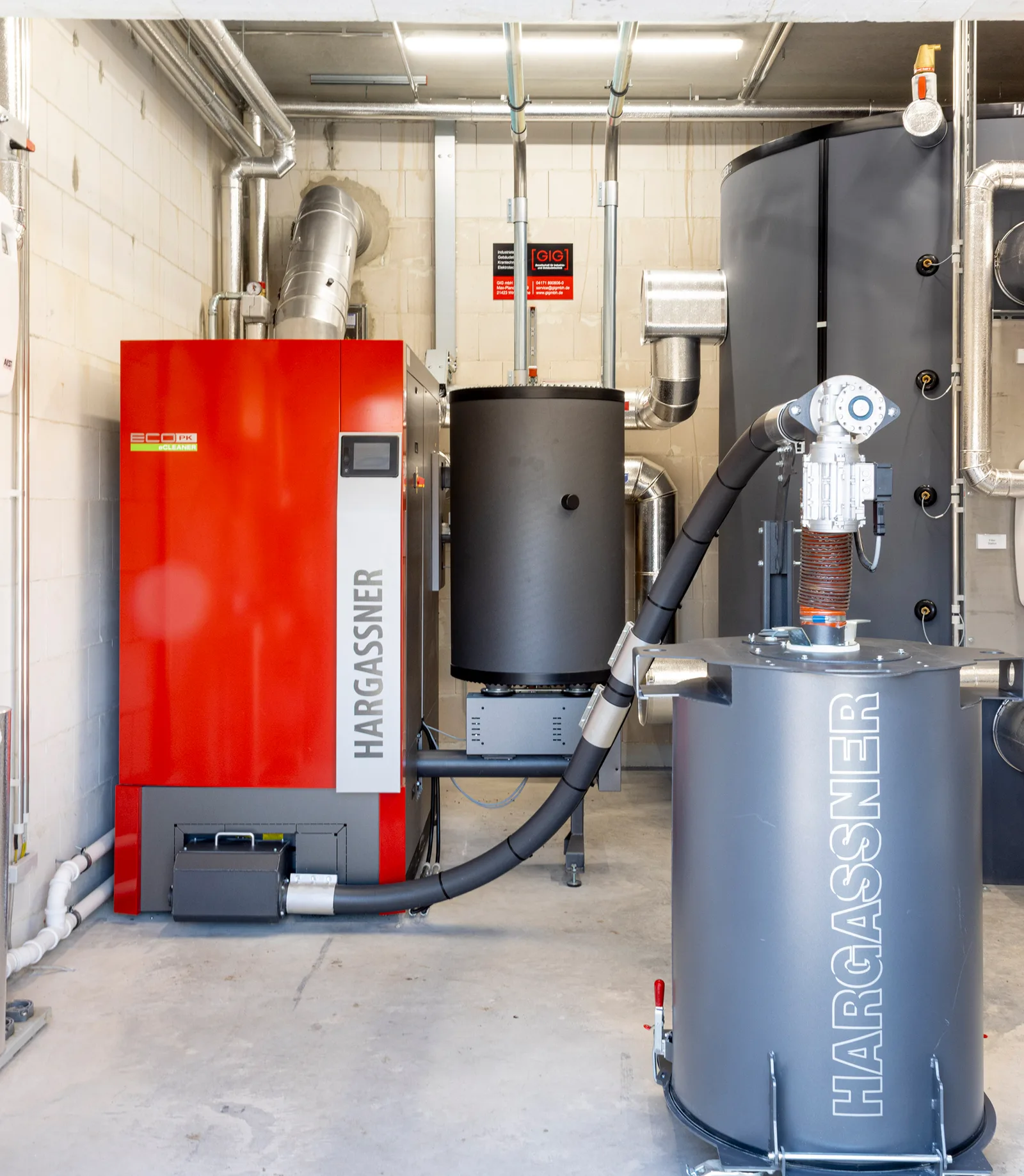 Heizkessel mit Pufferspeicher und Steuerungstechnik im Heizraum