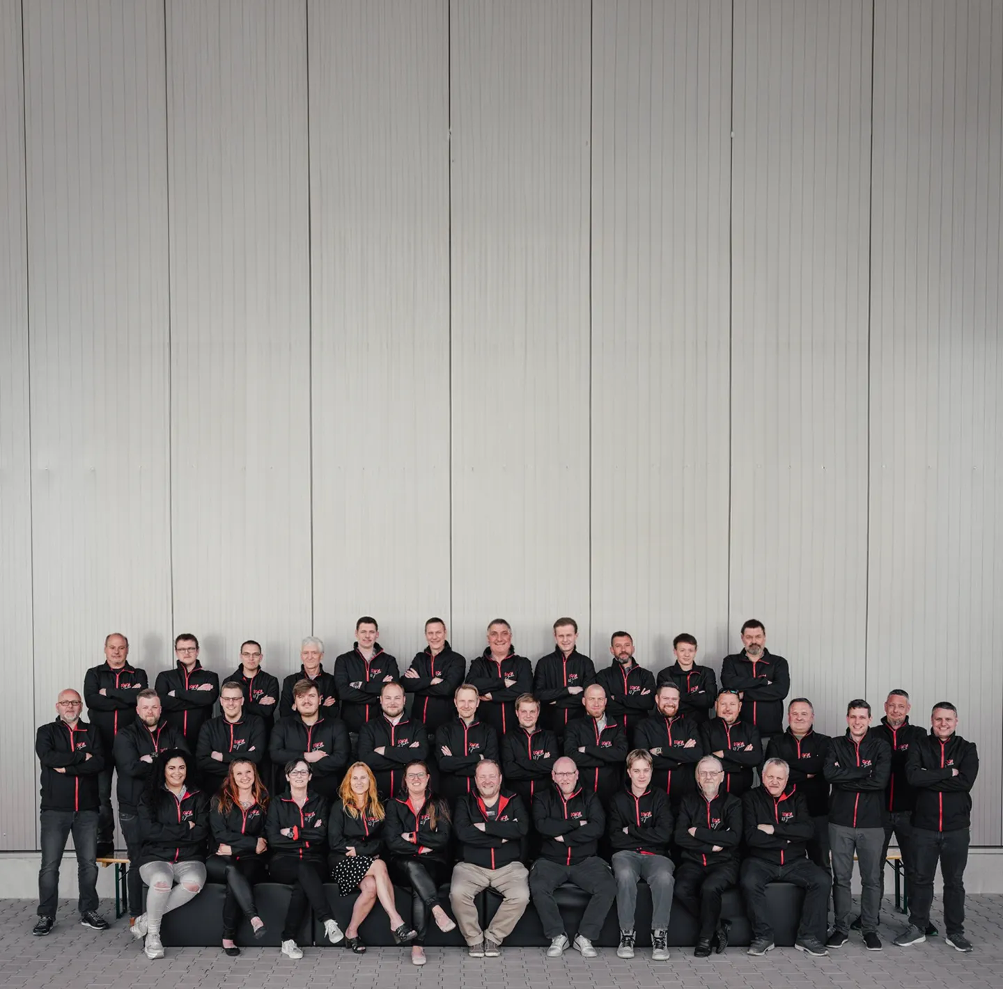 Team der GIG vor einer Wand ohne Firmenlogo