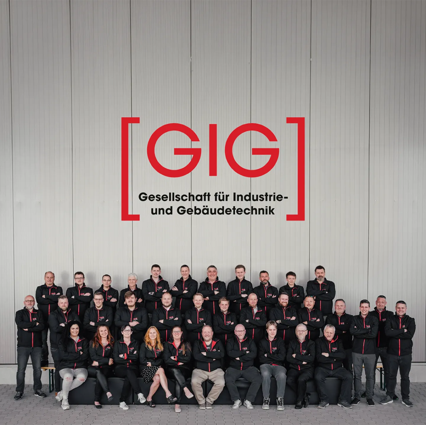 Team der GIG vor dem Firmengebäude