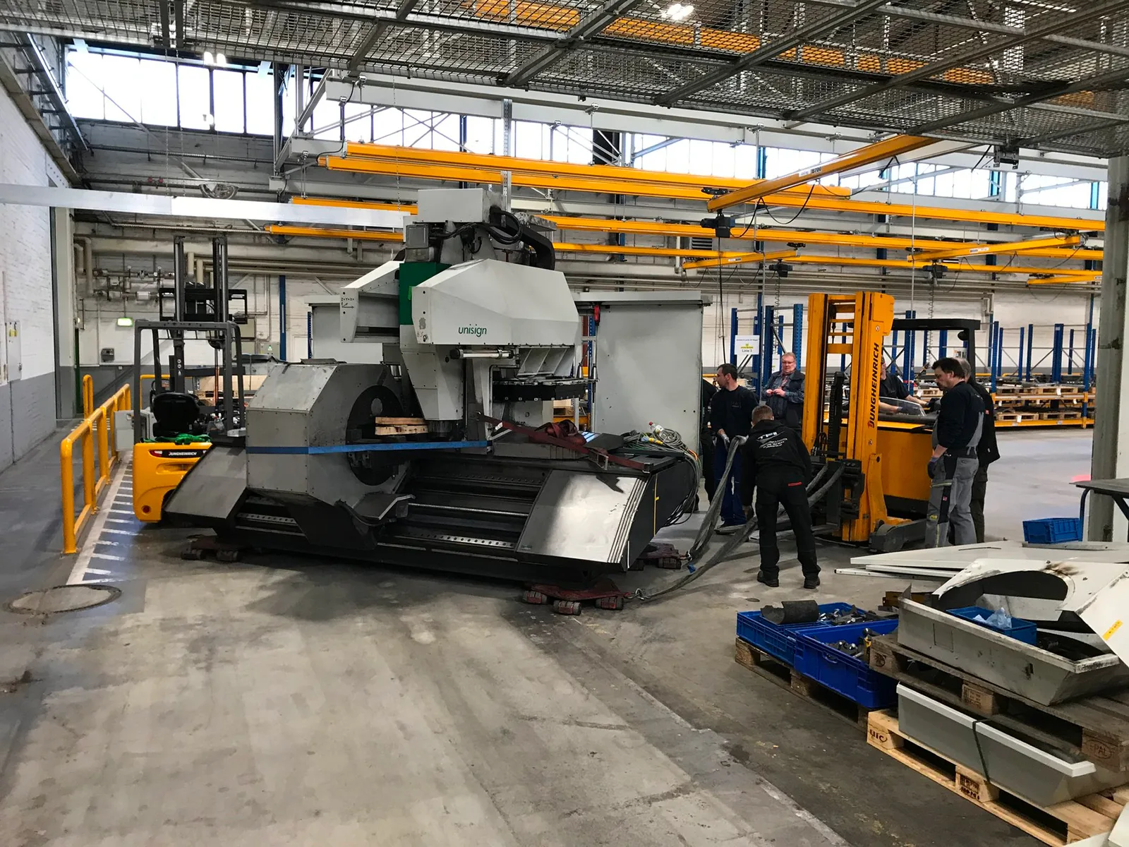 Demontage einer Werkzeugmaschine in der Halle