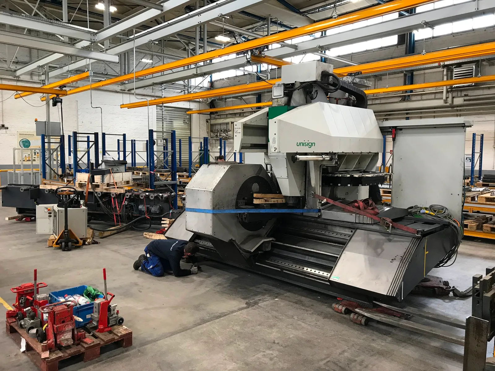 Große Werkzeugmaschine wird in der Produktionshalle für die Verlagerung vorbereitet