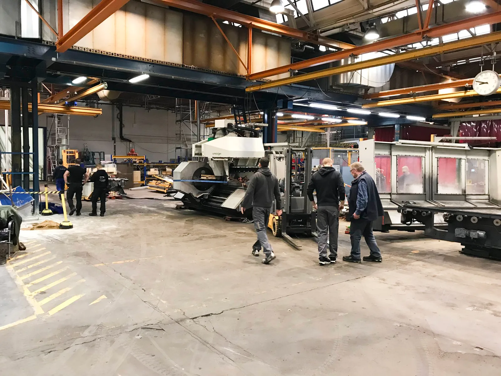 Anlagenverlagerung mit Kranunterstützung in der Halle