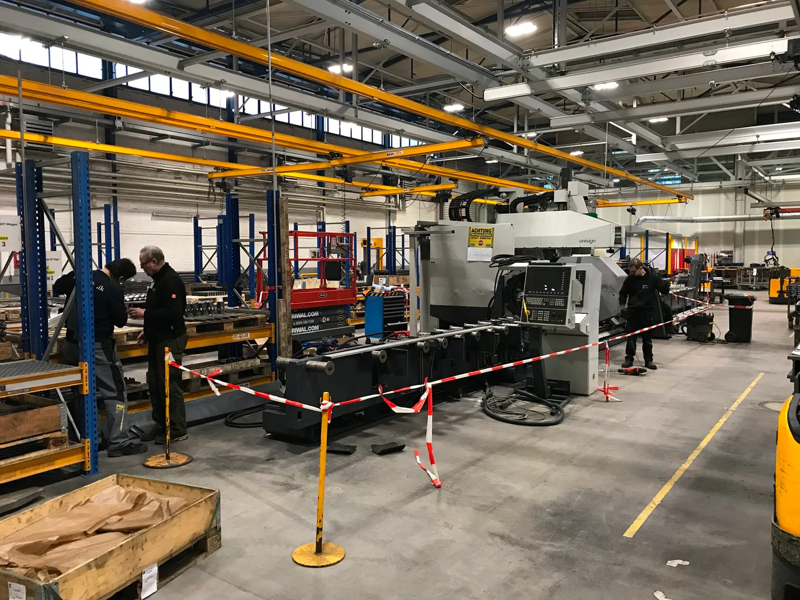 Wartungsarbeiten an einer Fertigungsanlage