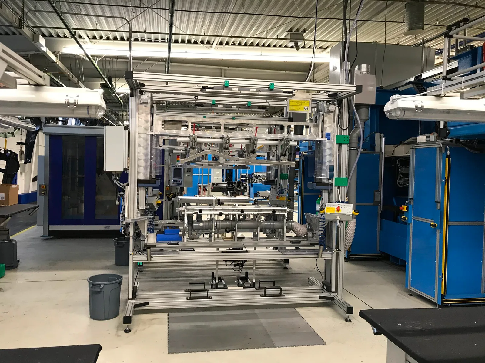Werker an einer Werkzeugmaschine in der Produktionshalle