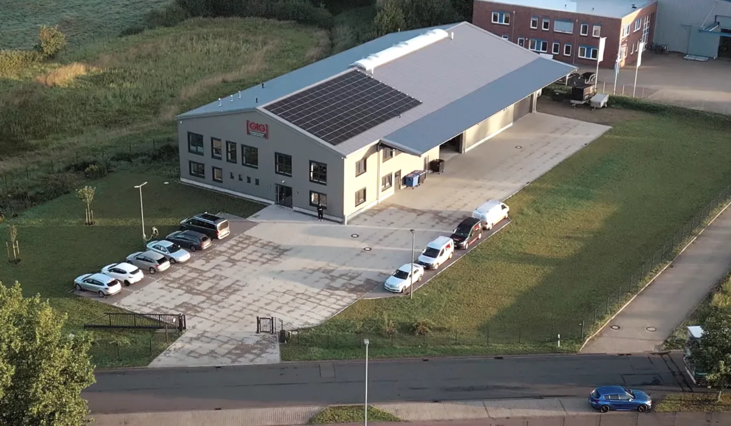 Luftaufnahme des GIG-Betriebsgeländes mit Photovoltaikanlage auf dem Hallendach